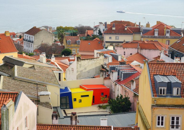 Lisabonos senamiesčio stogai su Atlanto vandenynu fone, Portugalija